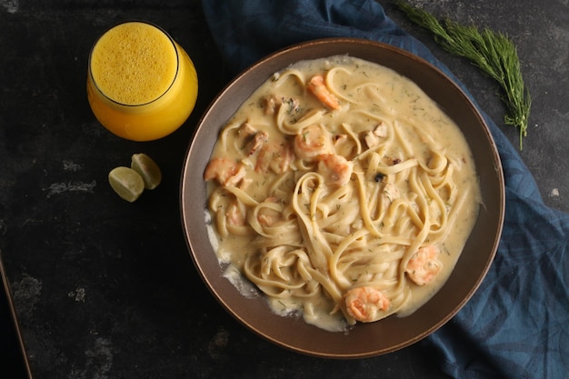 pasta con pollo y gambas