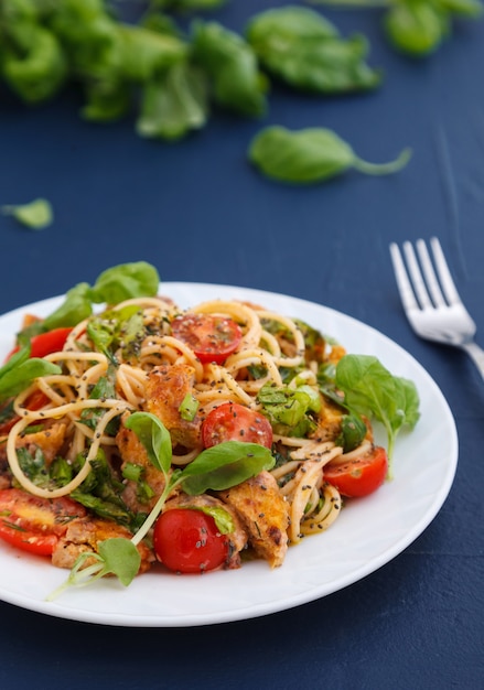 Pasta con pollo y hierbas