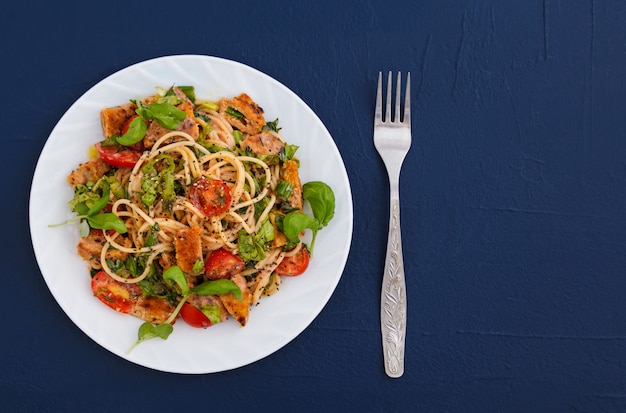 Pasta con pollo y hierbas