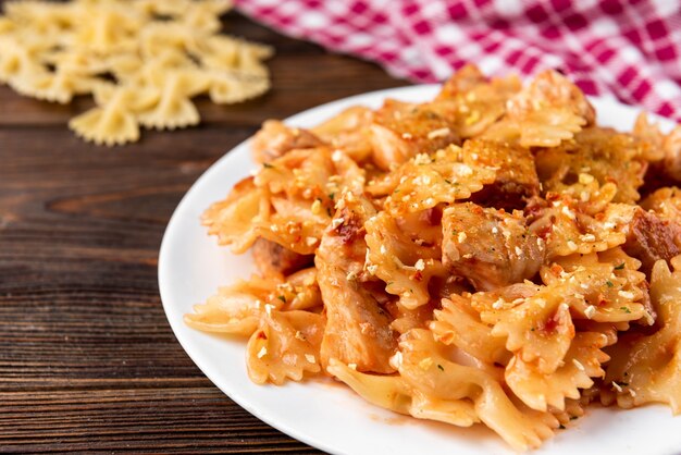 Pasta con pollo y parmesano