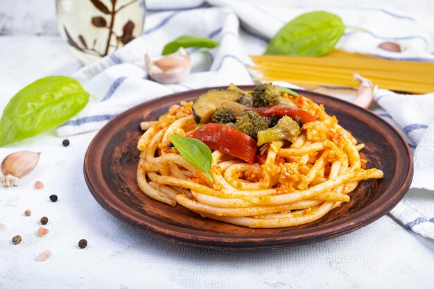 Pasta con pollo picadito y verduras salteadas. Pasta de espagueti con pollo