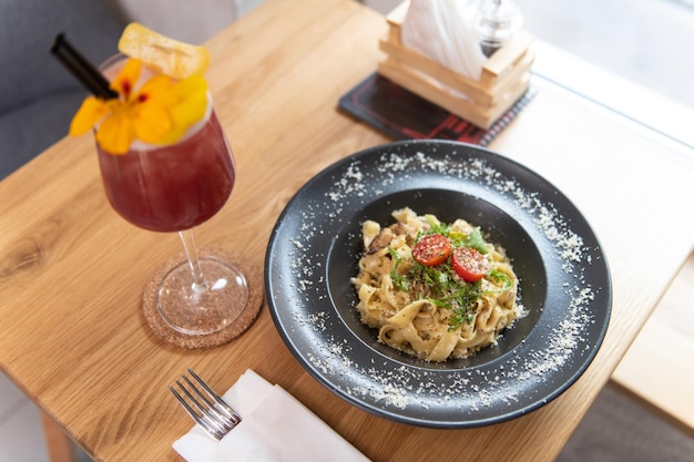 Pasta Con Pollo A La Plancha Y Tomate Con Cóctel Nadie