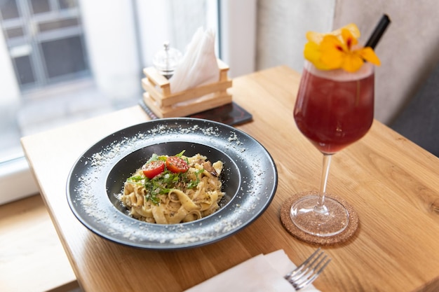 Pasta Con Pollo A La Plancha Y Tomate Con Cóctel Nadie