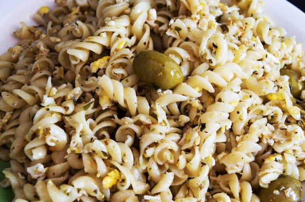 Pasta preparada con huevos y aceitunas verdes