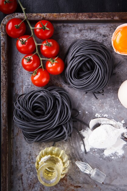 Pasta preta bruta e os ingredientes são caseiros, espaguete comida italiana