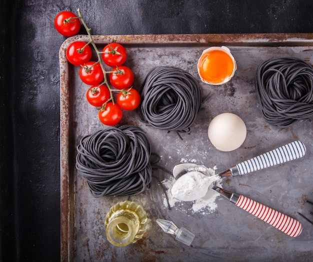 Pasta preta bruta e os ingredientes são caseiros, espaguete