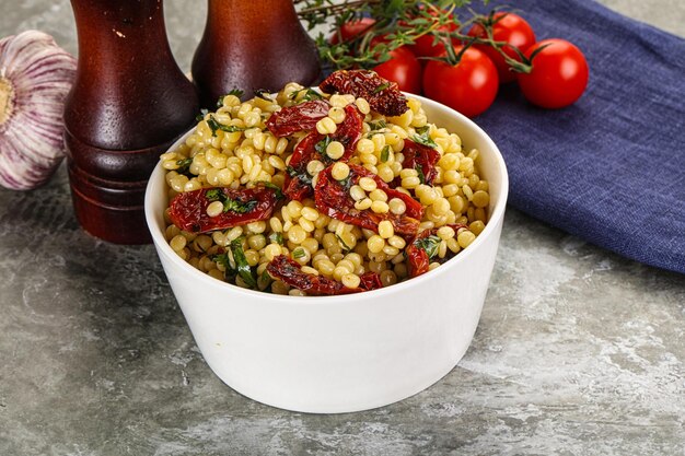 Pasta ptitim vegetariana con verduras y albahaca