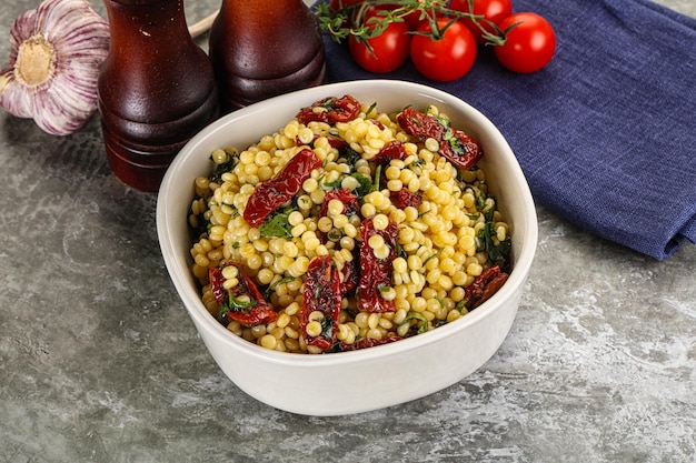 Pasta ptitim vegetariana con verduras