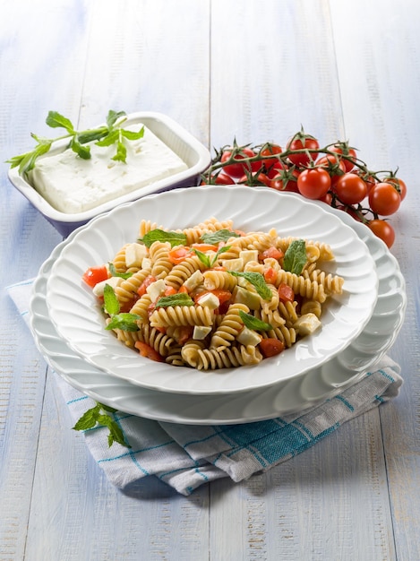 Pasta con queso feta tomates frescos y hoja de menta