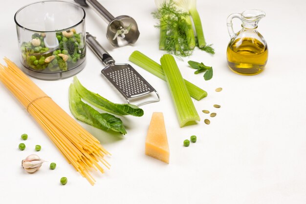 Pasta, queso parmesano y rallador Tazón de licuadora con verduras