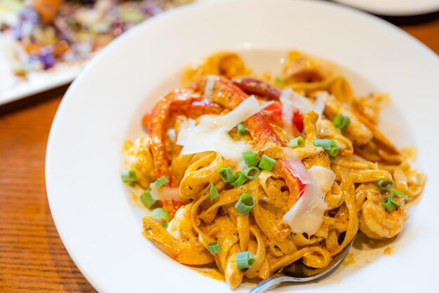 Pasta con queso y pimienta roja