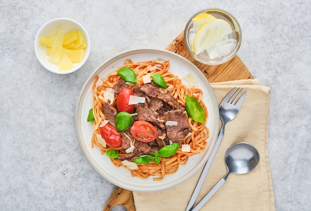 Pasta con queso, ternera y verduras.