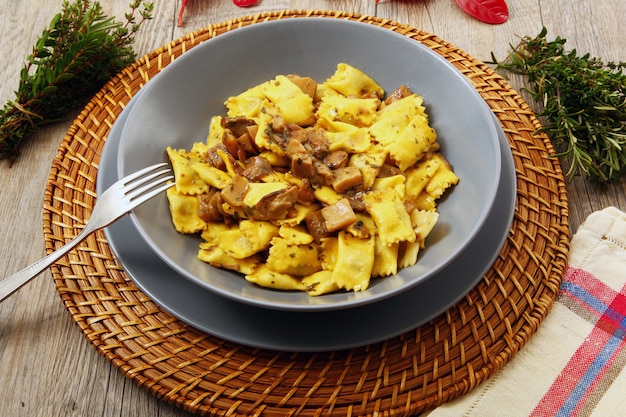 Pasta de ravioles con champiñones