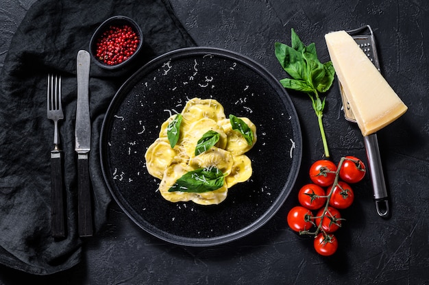 Pasta de ravioles italianos con queso y albahaca