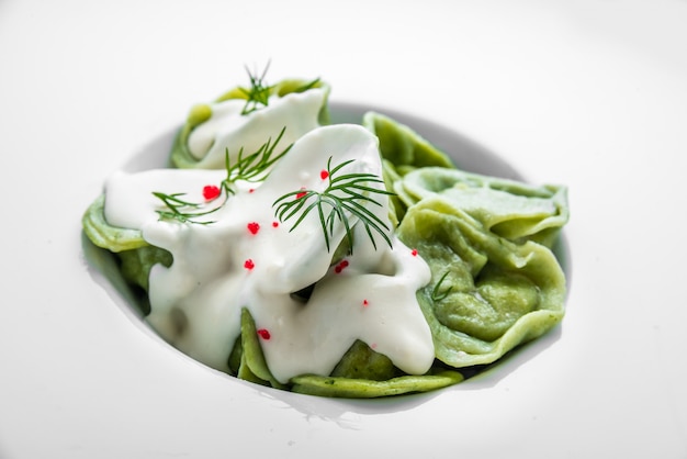 Pasta de ravioles de masa verde con relleno de champiñones