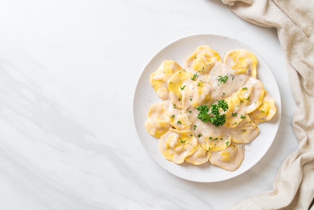 pasta de ravioles con salsa de crema de champiñones y queso