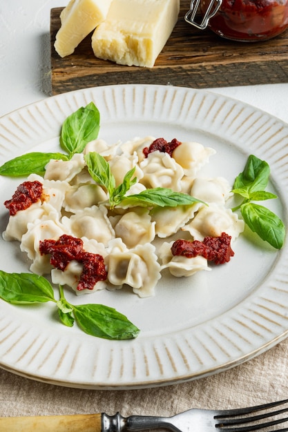 Pasta de ravioles con salsa de crema de champiñones y queso