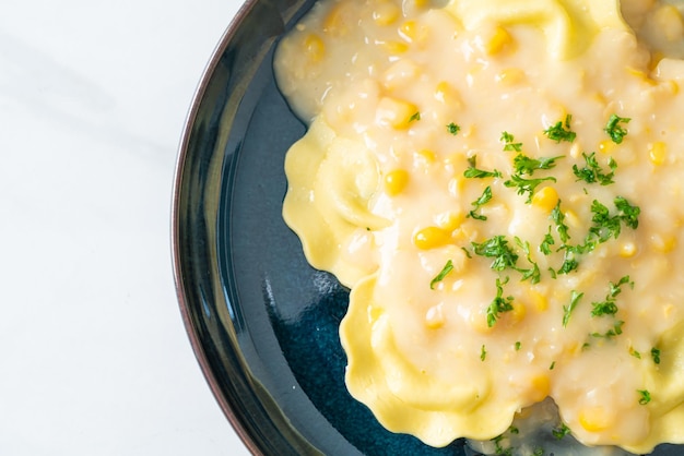 Pasta de ravioles con salsa de maíz y queso