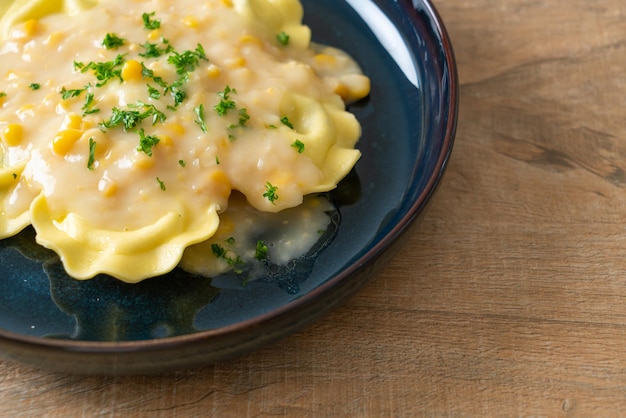 Pasta de ravioles con salsa de maíz y queso