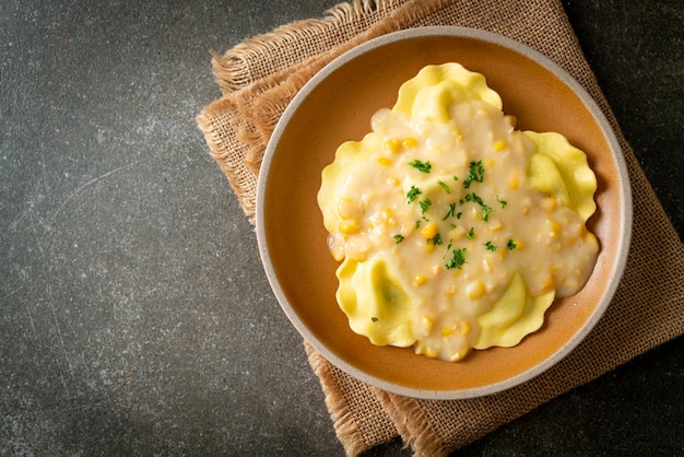 Pasta de ravioles con salsa de maíz y queso