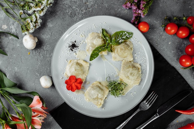 Pasta Ravioli mit Fleisch, Tomate und Basilikum.