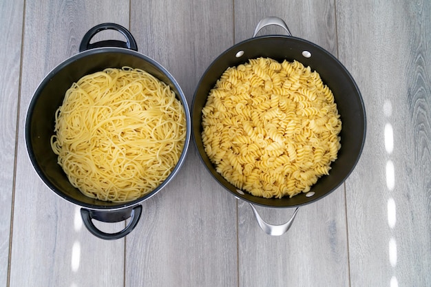 Pasta recién preparada en una olla lista para servir