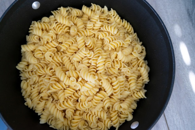 Pasta recién preparada en una olla lista para servir