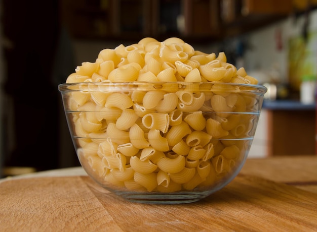 Pasta en un recipiente de vidrio sobre la mesa de la cocina