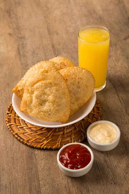 Pasta rellena frita. Pasteis de comida brasileña.