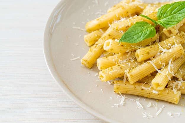 Pasta rigatoni al pesto con queso parmesano