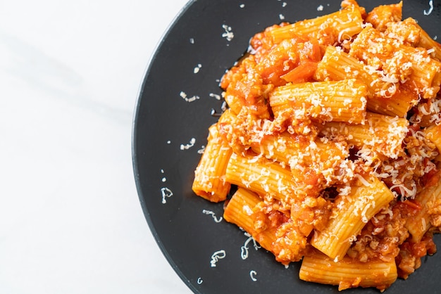 Pasta rigatoni boloñesa con queso pasta tradicional italiana