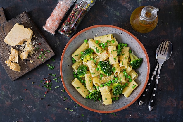 Pasta rigatoni con brócoli y guisantes. Menú vegano. Comida dietética Endecha plana. Vista superior.