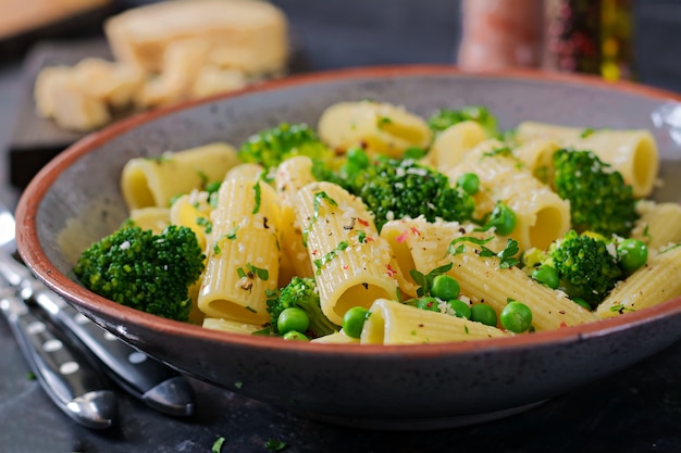 Pasta rigatoni con brócoli y guisantes. Menú vegano. Comida dietética