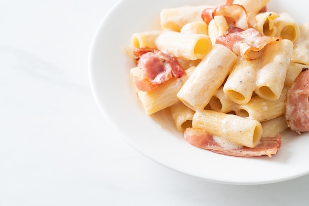 Pasta rigatoni de espagueti con salsa blanca y tocino