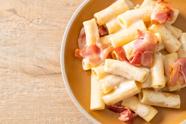 Pasta rigatoni de espagueti con salsa blanca y tocino