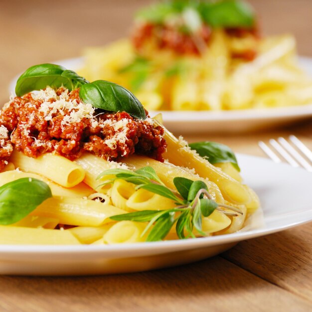 Foto pasta rigatoni in der weißen platte