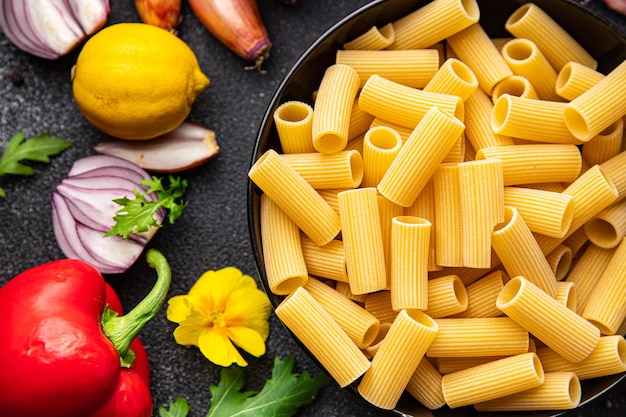 pasta rigatoni ingrediente crudo comida bocadillo en la mesa espacio de copia comida fondo rústico