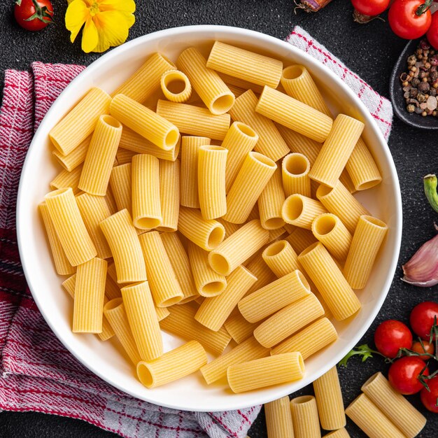 pasta rigatoni ingrediente crudo comida bocadillo en la mesa espacio de copia comida fondo rústico