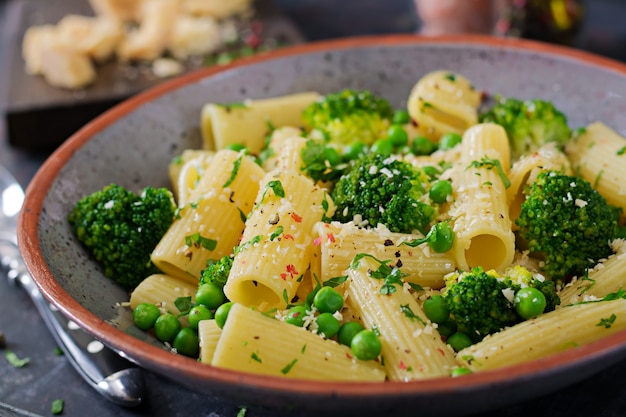 Pasta Rigatoni mit Brokkoli und Erbsen. Veganes Menü. Diätetische Lebensmittel