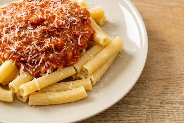 pasta rigatoni con salsa boloñesa de cerdo - estilo italiano