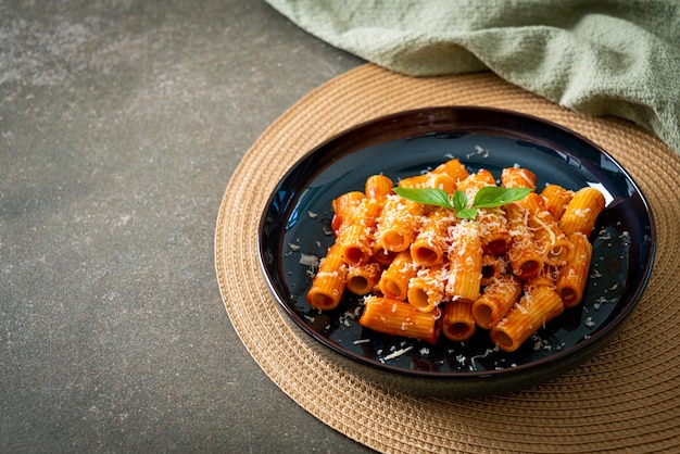 Pasta rigatoni con salsa de tomate y queso pasta tradicional italiana