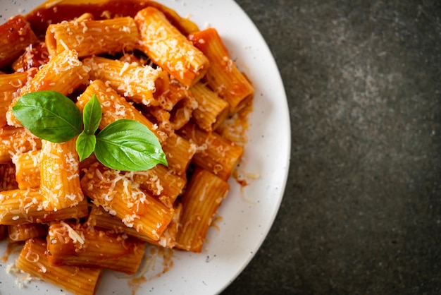 Pasta rigatoni con salsa de tomate y queso - pasta tradicional italiana