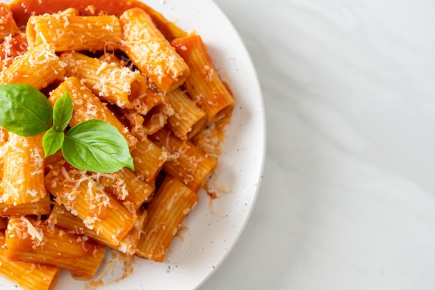 Pasta rigatoni con salsa de tomate y queso