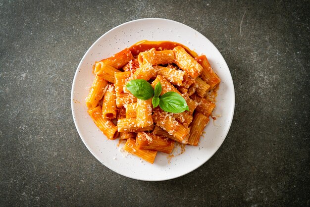 Pasta rigatoni con salsa de tomate y queso