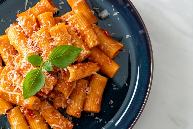 Pasta rigatoni con salsa de tomate y queso