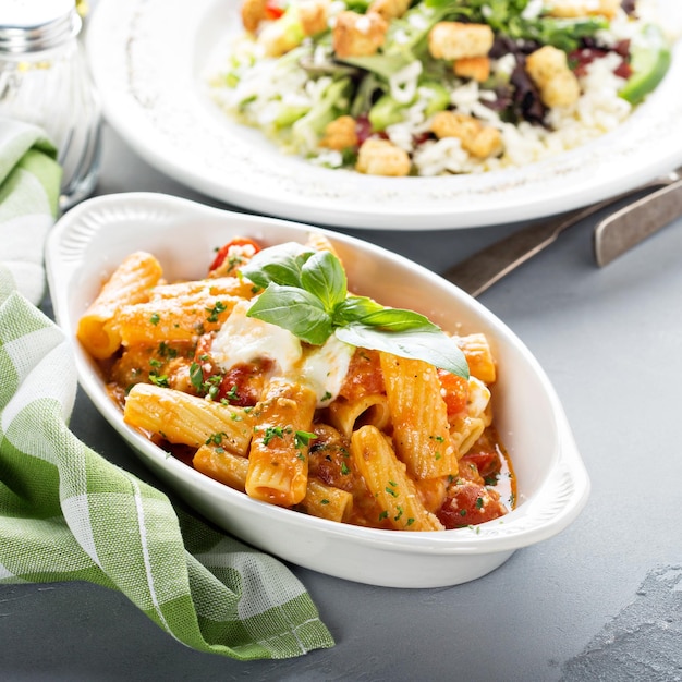 Pasta rigatoni con salsa de tomate