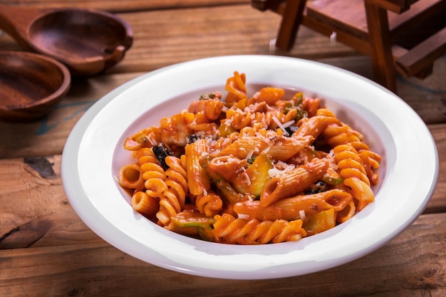 Pasta roja servida en la vista superior del plato sobre fondo oscuro comida rápida americana