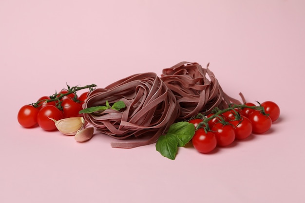 Pasta rosa cruda e ingredientes en rosa