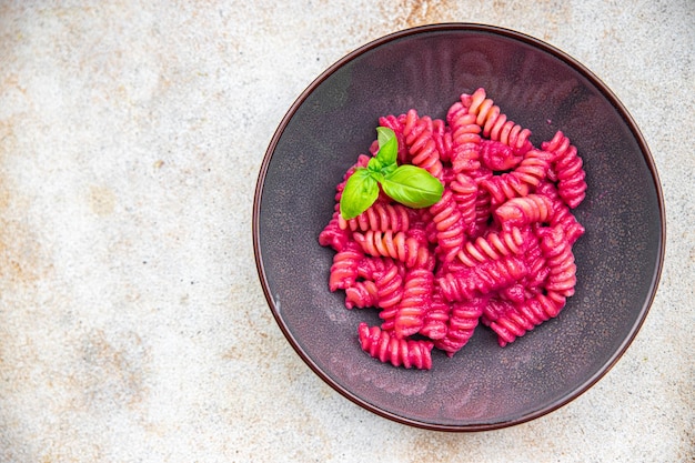 Pasta rosa salsa de remolacha fusilli vegetal beetroo comida fresca comida snack comida vegetariana en la mesa