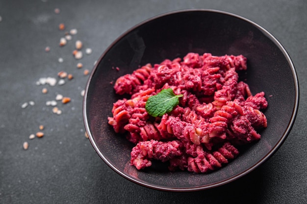 Pasta Rote Bete Sauce Rote Bete Gemüse Essen vegane Mahlzeit Essen Snack vegetarisches Essen auf dem Tisch